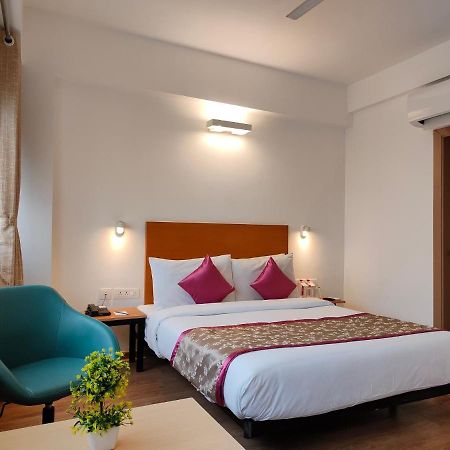 Kanak Beacon Hotel - Ashram Road 아흐메다바드 외부 사진